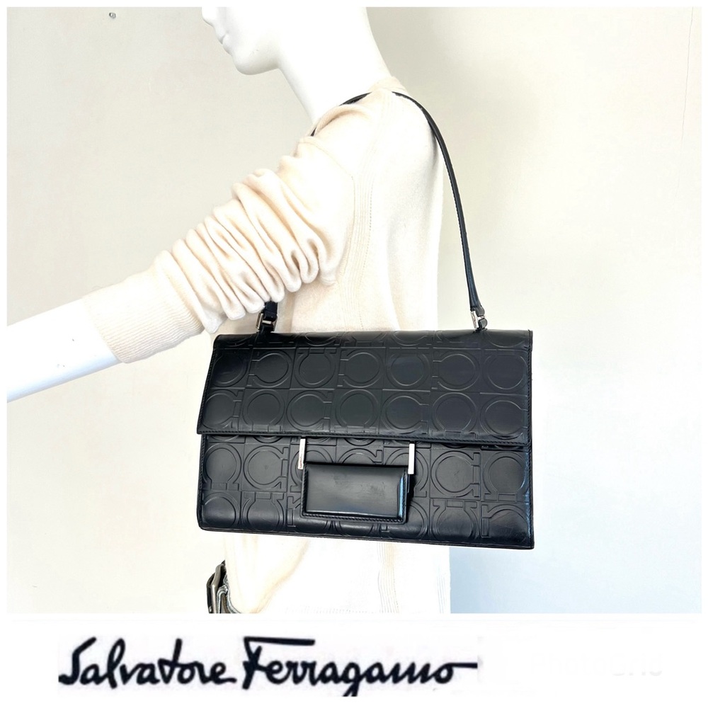 SALVATORE FERRAGAMO Black Smooth Leather Signature Gancini Pattern Shoulder Bag